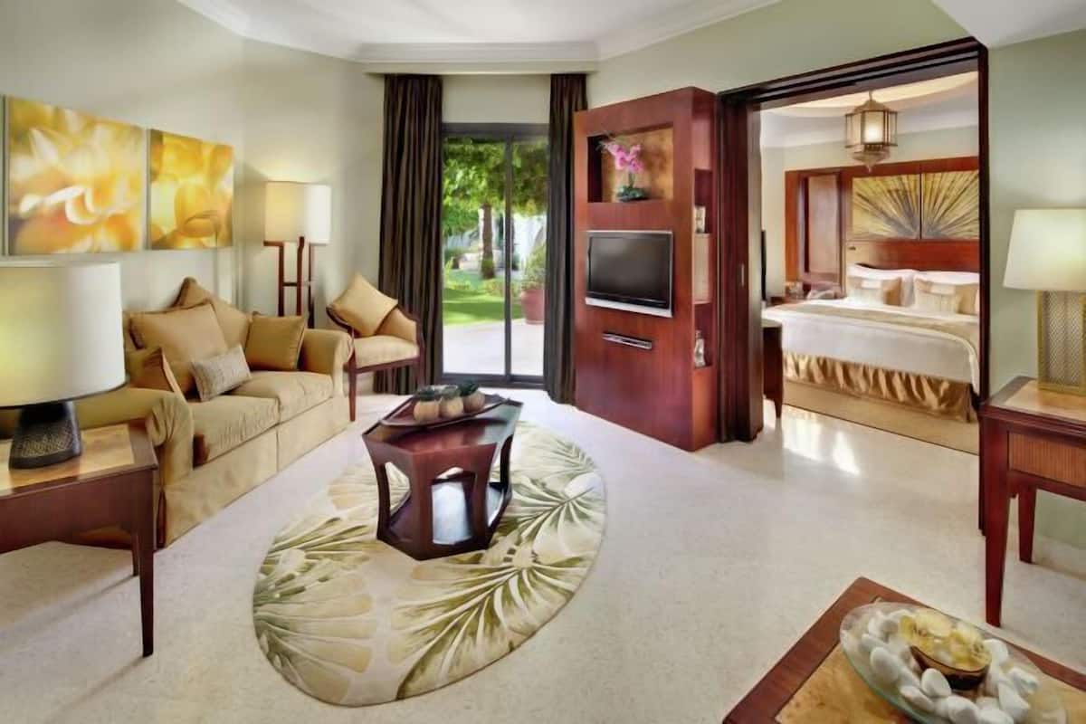 1 bedroom, hypo-allergenic bedding, minibar, in-room safe