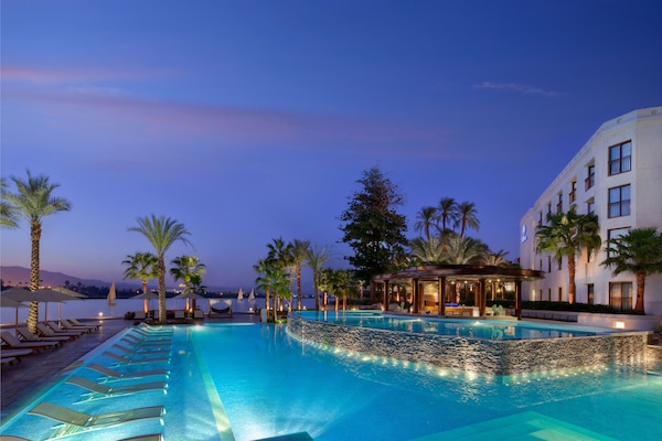 2 piscinas al aire libre, sombrillas, sillones reclinables de piscina