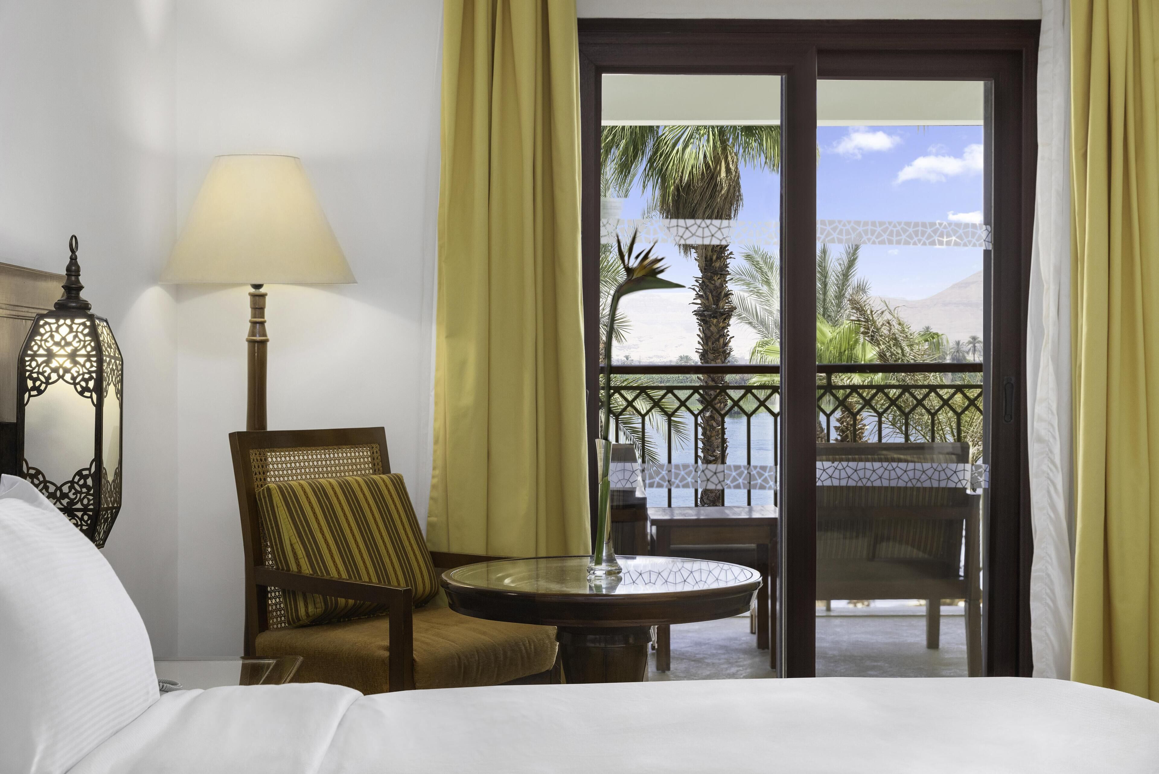 ห้องดีลักซ์ทวิน | เครื่องนอนป้องกันสารก่อภูมิแพ้, มินิบาร์, ตู้นิรภัยในห้องพัก, โต๊ะทำงาน