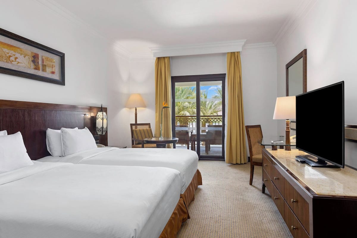 Hypo-allergenic bedding, minibar, in-room safe, desk