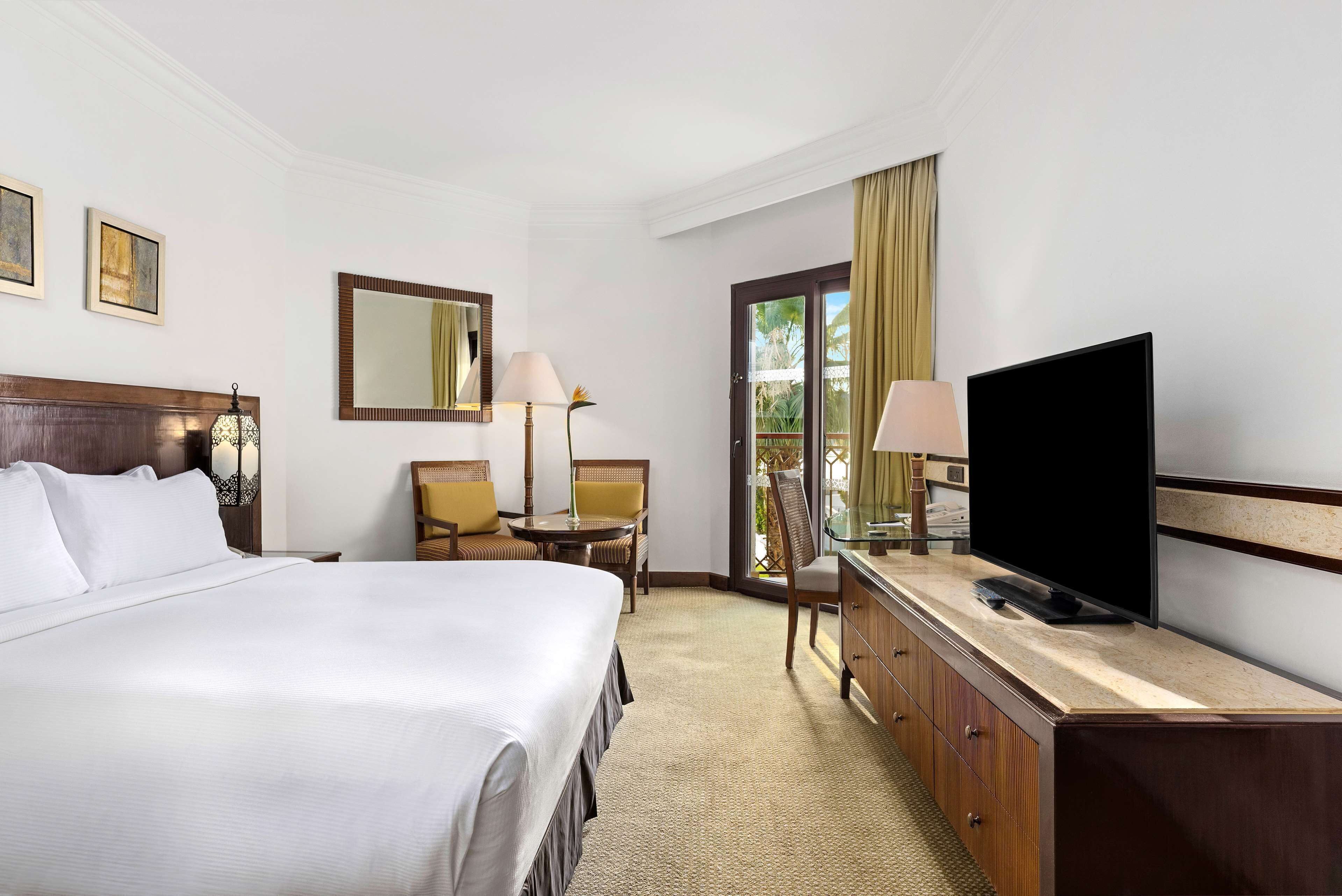 Hypo-allergenic bedding, minibar, in-room safe, desk