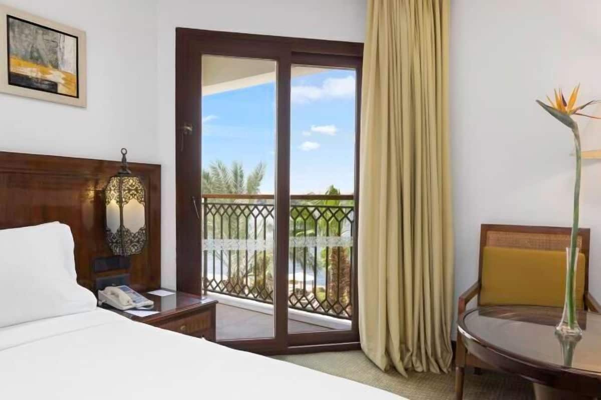 1 bedroom, hypo-allergenic bedding, minibar, in-room safe