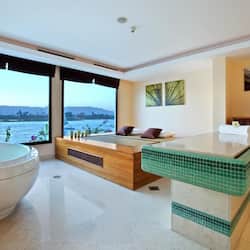 Couples treatment rooms, sauna, hot tub, body treatments, hydrotherapy