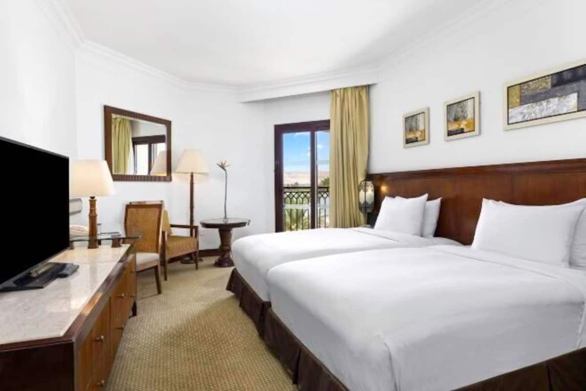Hypo-allergenic bedding, minibar, in-room safe, desk