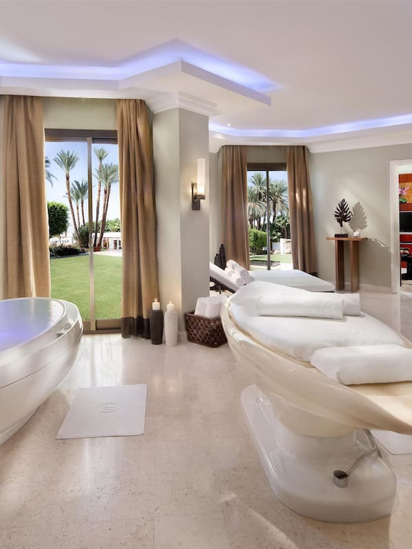 Superior Suite (Spa) | Living area | 49-inch Smart TV with digital channels, TV