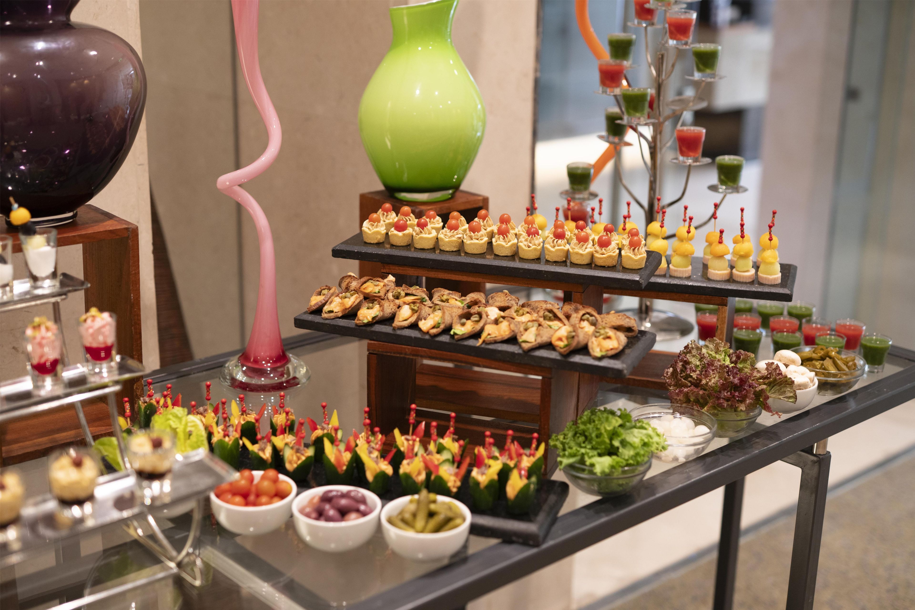 Ein reichhaltiges Buffet mit verschiedenen Speisen und Getränken.