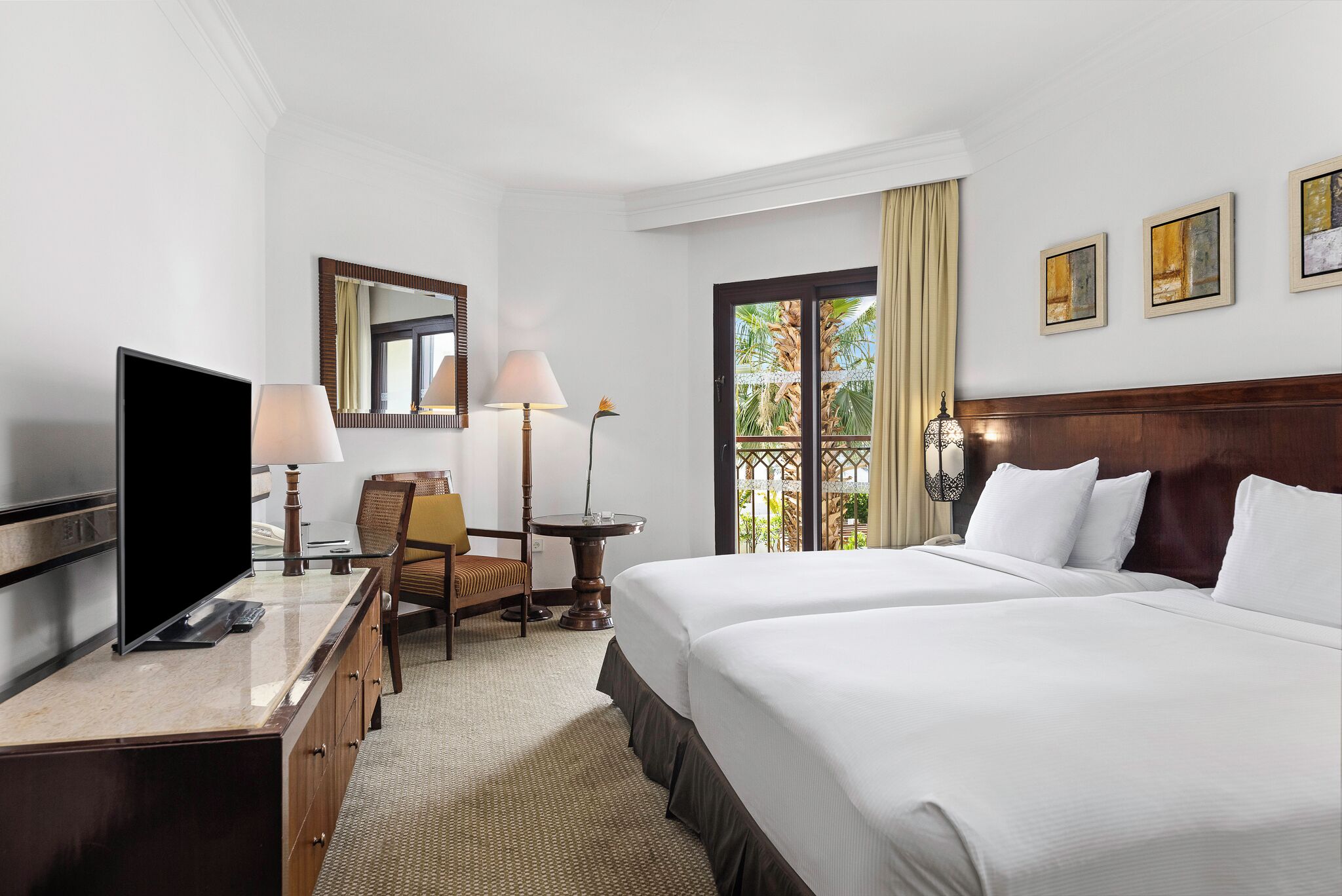 Hypo-allergenic bedding, minibar, in-room safe, desk