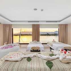 Couples treatment rooms, sauna, hot tub, body treatments, hydrotherapy