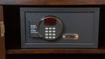 Una caja fuerte con teclado y cerradura digital.