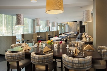 Breakfast and dinner served, American cuisine at Skybridge Seattle Airport Hotel