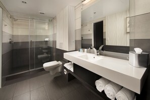 Shower, free toiletries, hair dryer, towels - Skybridge Seattle Airport Hotel (SeaTac)