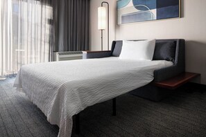 Premium bedding, in-room safe, desk, laptop workspace - Courtyard by Marriott Bakersfield (Bakersfield)