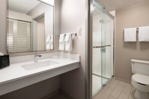 Ensemble douche/baignoire, articles de toilette gratuits, sĂšche-cheveux