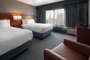 Premium bedding, in-room safe, desk, laptop workspace - Courtyard by Marriott Bakersfield (Bakersfield)