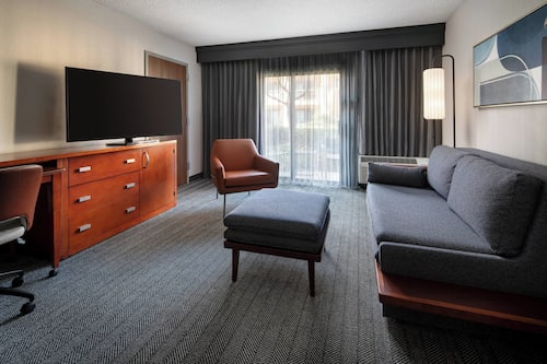 Suite, 1 Bedroom | Living area
