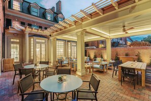 朝食、ランチ、ディナーに営業 (アメリカ料理)