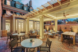 供应早餐、午餐和晚餐，美洲菜