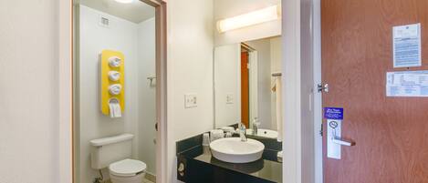 Combined shower/tub, towels