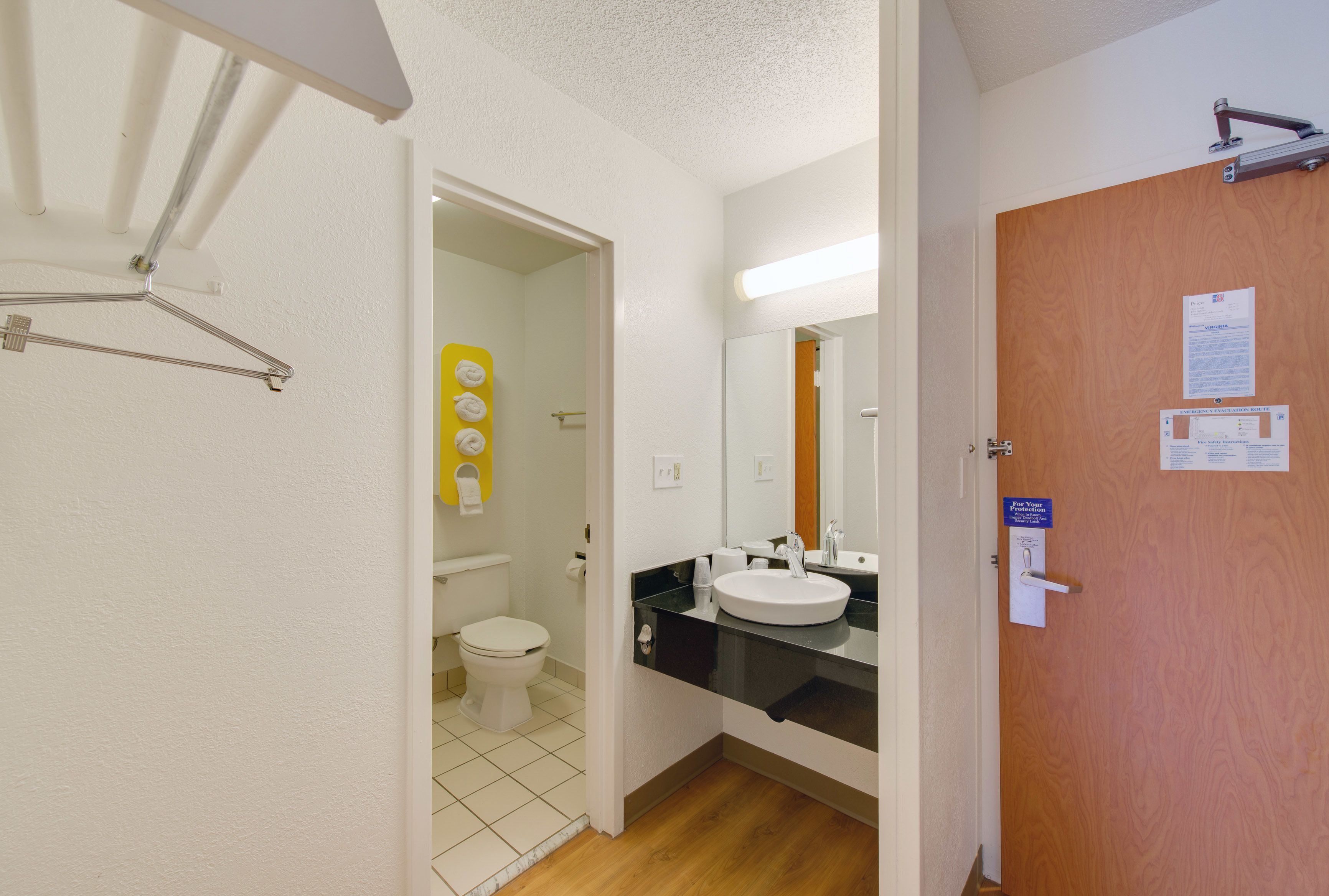 Combined shower/bathtub, towels