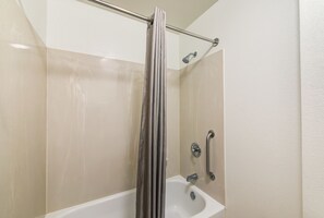 Kombinert dusj/badekar og håndklær