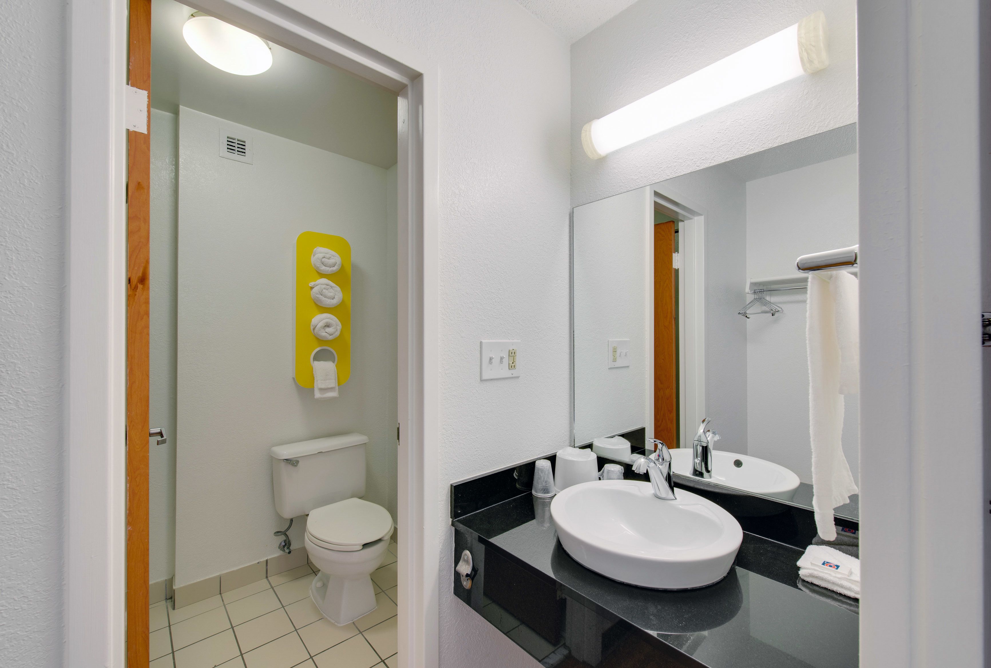 Combined shower/bathtub, towels