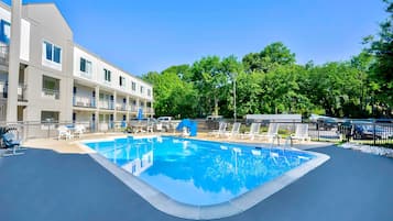 Seasonal outdoor pool, pool umbrellas