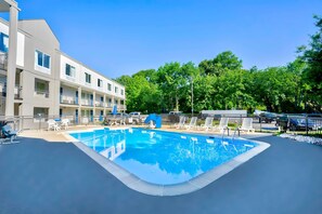 Seasonal outdoor pool, pool umbrellas - Motel 6 Virginia Beach, VA (Virginia Beach)