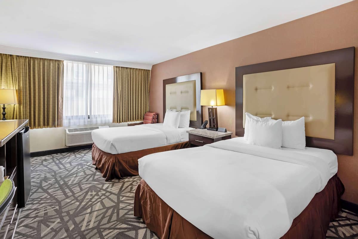 Standard-huone, 2 parisänkyä, tupakointi kielletty, jääkaappi ja mikroaaltouuni | Tallelokero huoneessa, työpöytä, pimennysverhot, silitysrauta/-lauta