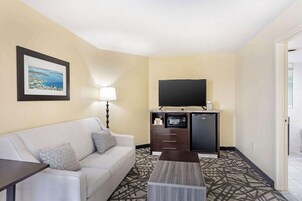 Standard Room, 1 King Bed, Non Smoking, Refrigerator & Microwave | In-room safe, desk, blackout drapes, iron/ironing board