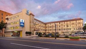 Ein Best Western Hotel mit modernem Design, gekennzeichnet durch eine auffällige Beschilderung und einen gut beleuchteten Eingang.