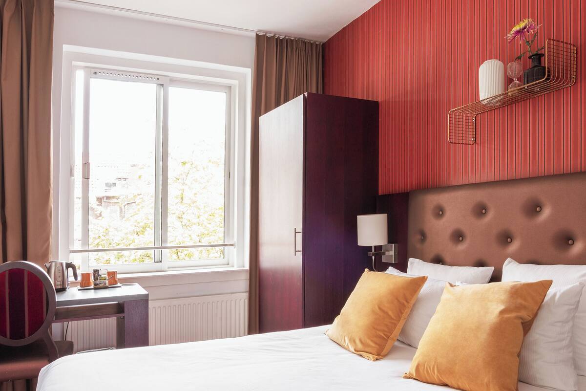 Standard-dobbeltværelse | Pengeskab på værelset, skrivebord, mørklægningsgardiner