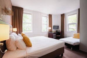 Deluxe Double Room | Peti besi dalam bilik, meja, langsir/tirai gelap terus 