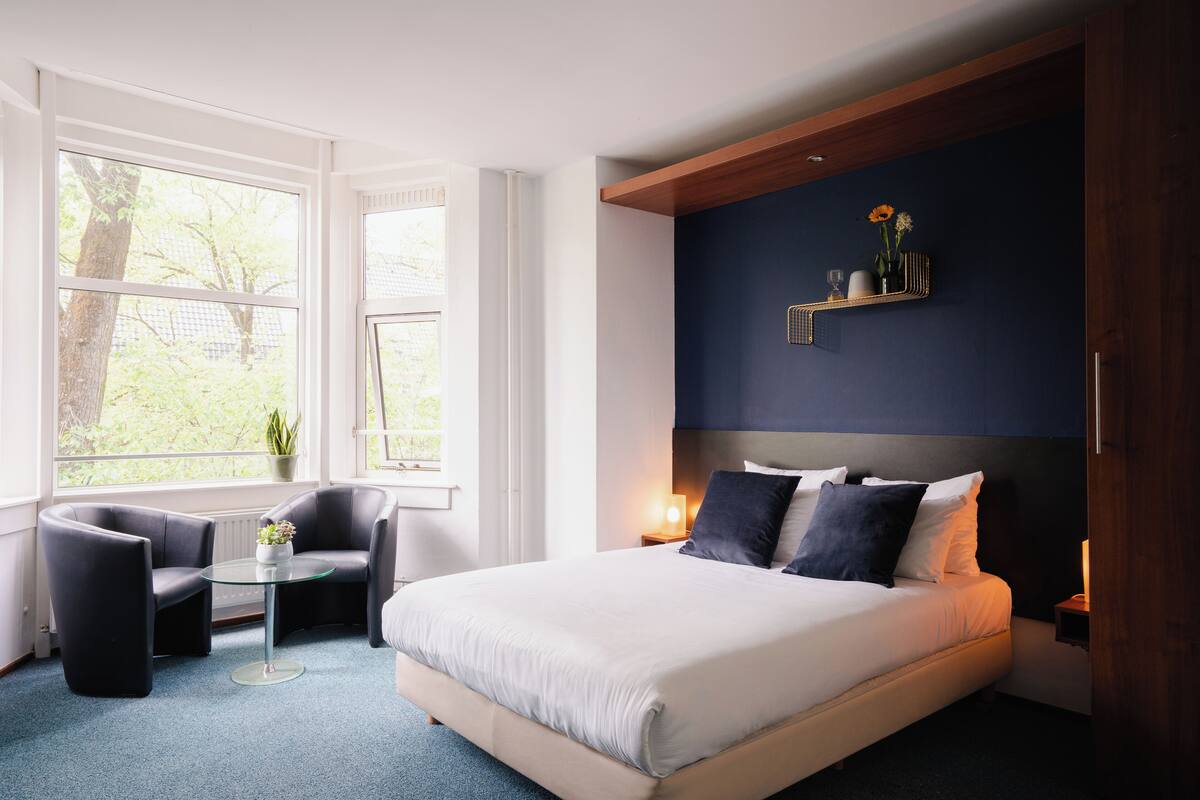 Comfort-dobbeltværelse | Pengeskab på værelset, skrivebord, mørklægningsgardiner