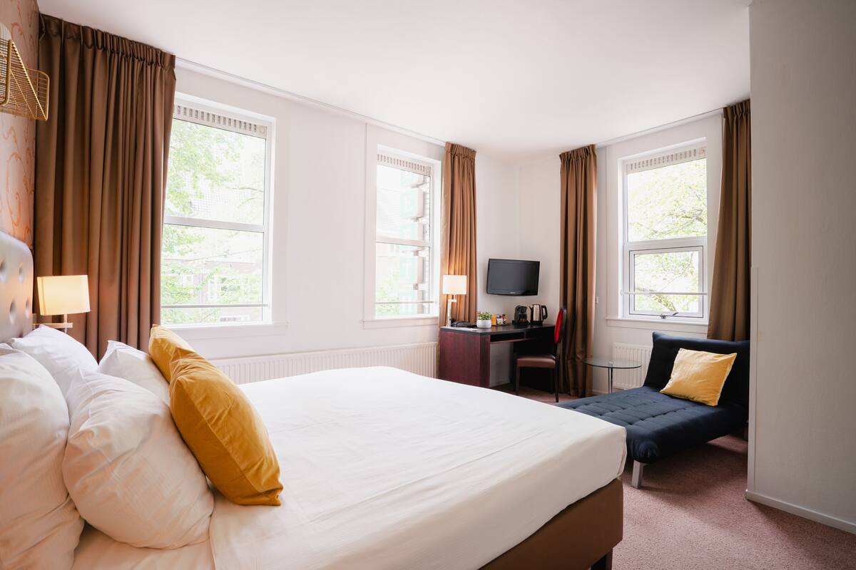 In-room safe, desk, blackout drapes, iron/ironing board (on request)