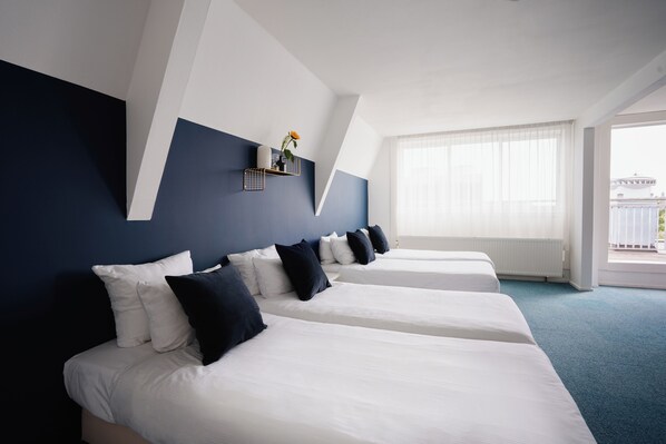 Tallelokero huoneessa, työpöytä, pimennysverhot, silitysrauta/-lauta