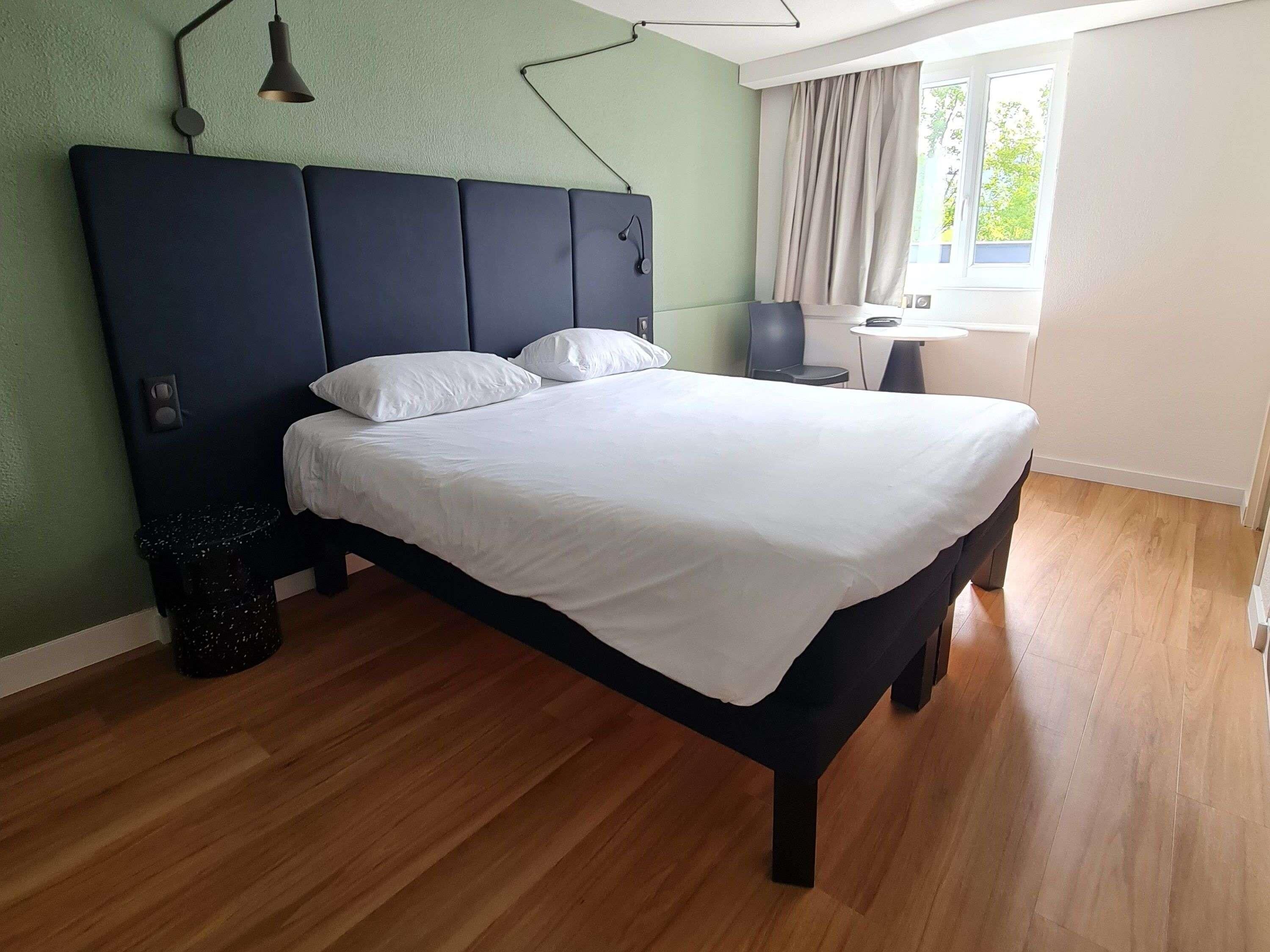 Standard-huone, 1 parisänky | Ylelliset vuodevaatteet, työpöytä, ilmainen Wi-Fi, vuodevaatteet