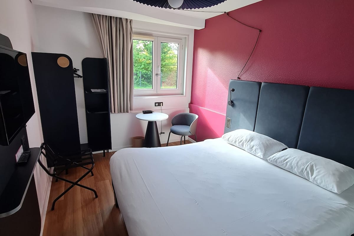 standard room, 1 double bed | premium bedding, desk, free wifi, bed sheets