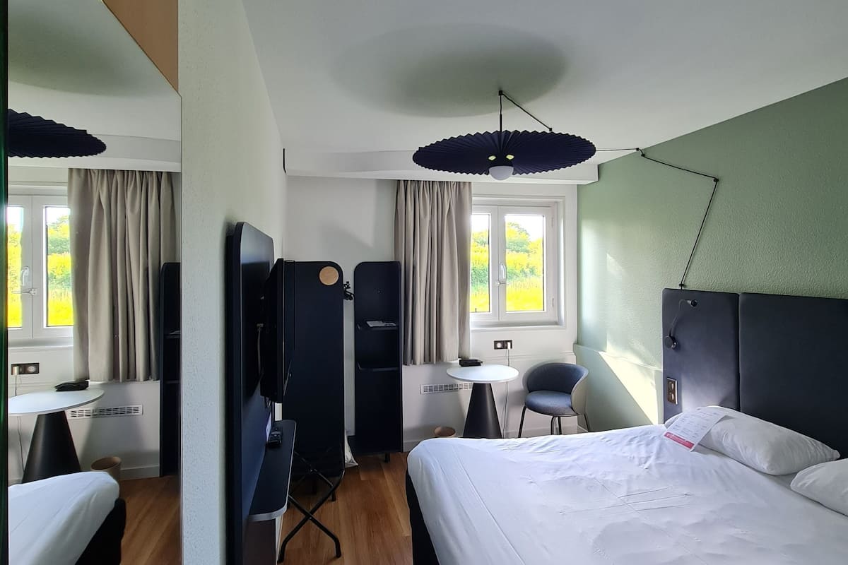Standard Room, 1 Katil Kelamin (Double) | Peralatan tempat tidur premium, meja, Wi-fi percuma, cadar katil