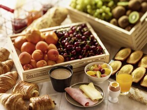 A breakfast spread with fruits, pastries, and beverages. - Hotel ibis Vannes (Vannes)