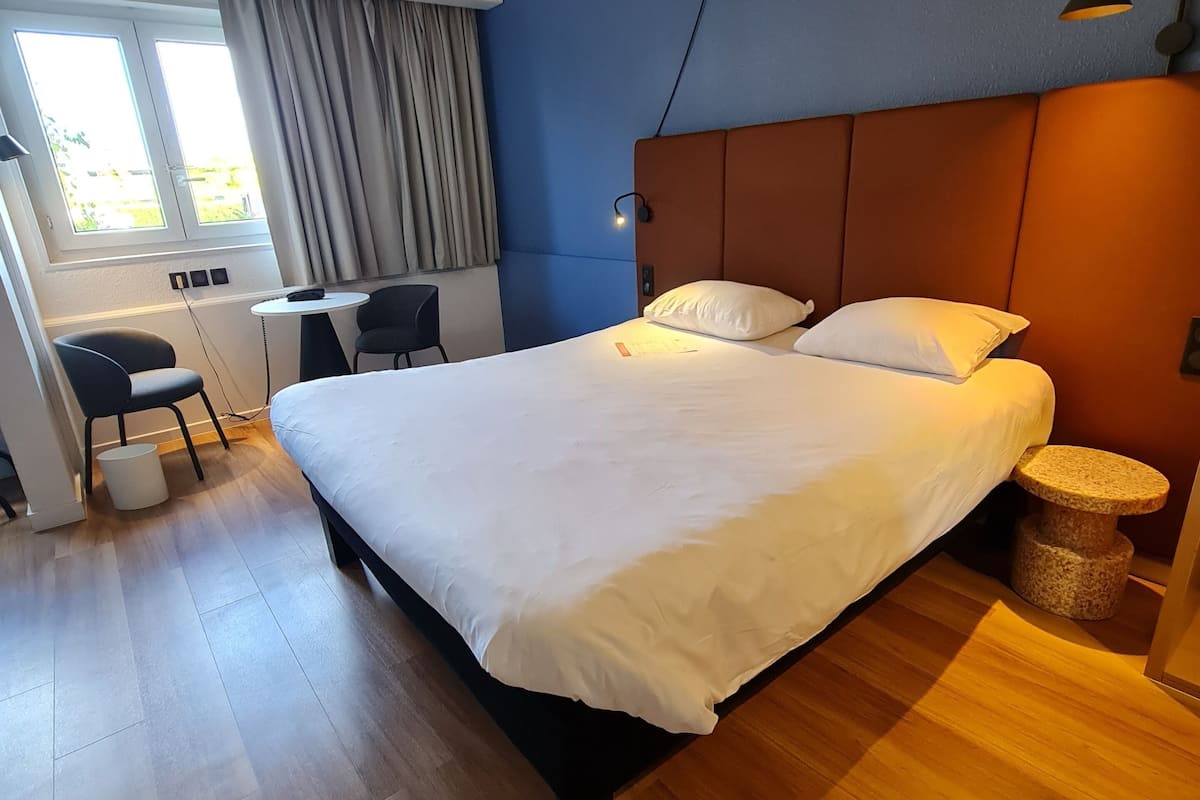 premium bedding, desk, free wifi, bed sheets