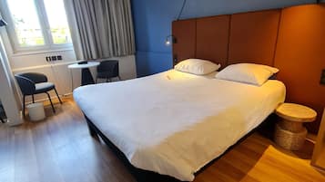 Ropa de cama de alta calidad, escritorio, wifi gratis y ropa de cama