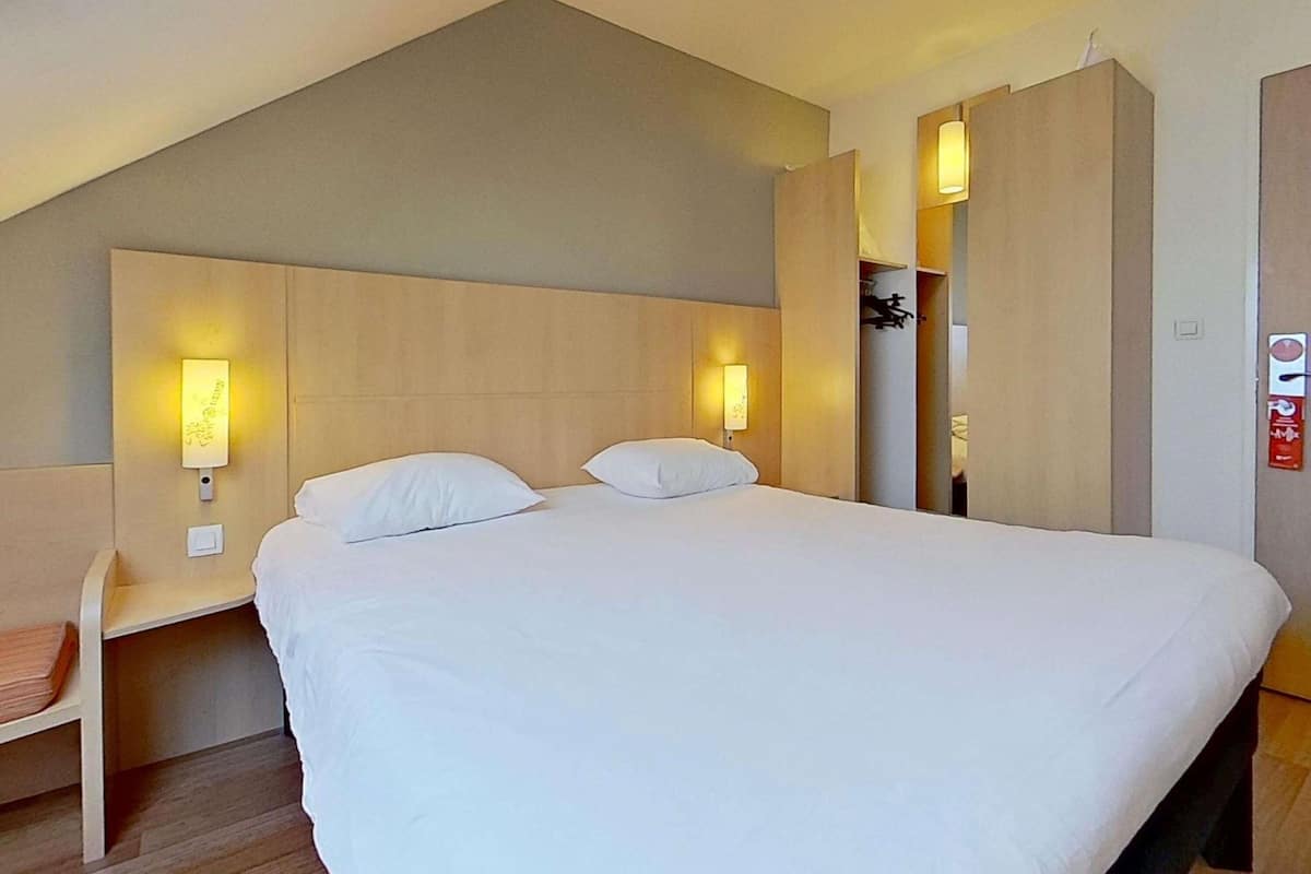 Standard Room, Multiple Beds | Premium bedding, desk, free WiFi, bed sheets