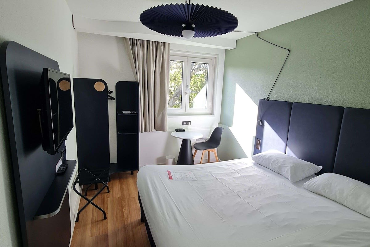 Standardrum - 1 dubbelsäng | Sängtillbehör av högsta kvalitet, skrivbord, gratis wi-fi och sängkläder