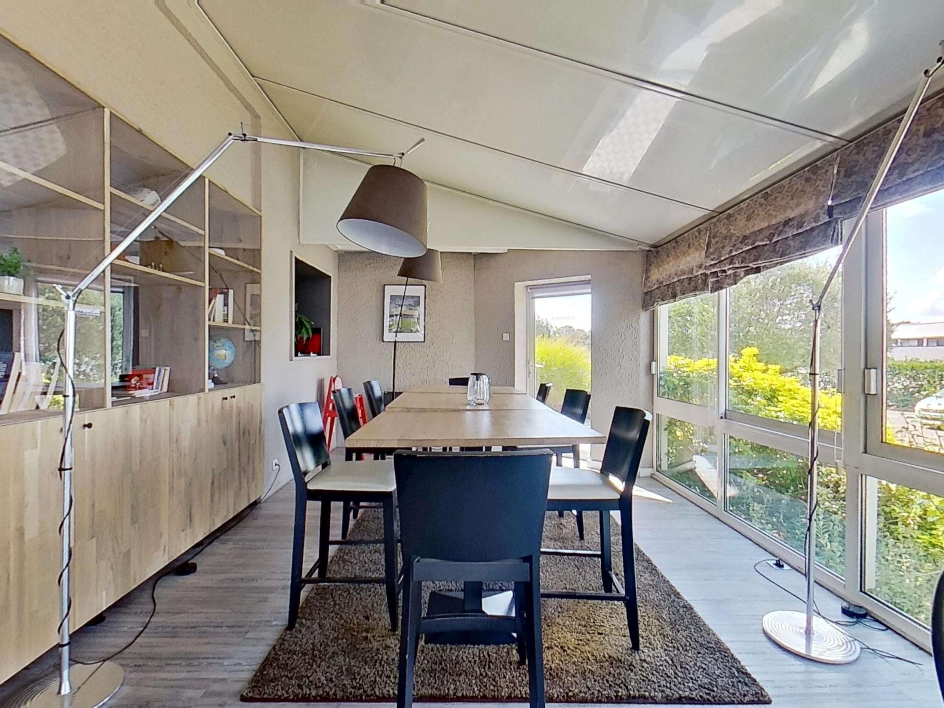 Phục vụ bữa trưa và bữa tối, món Pháp 