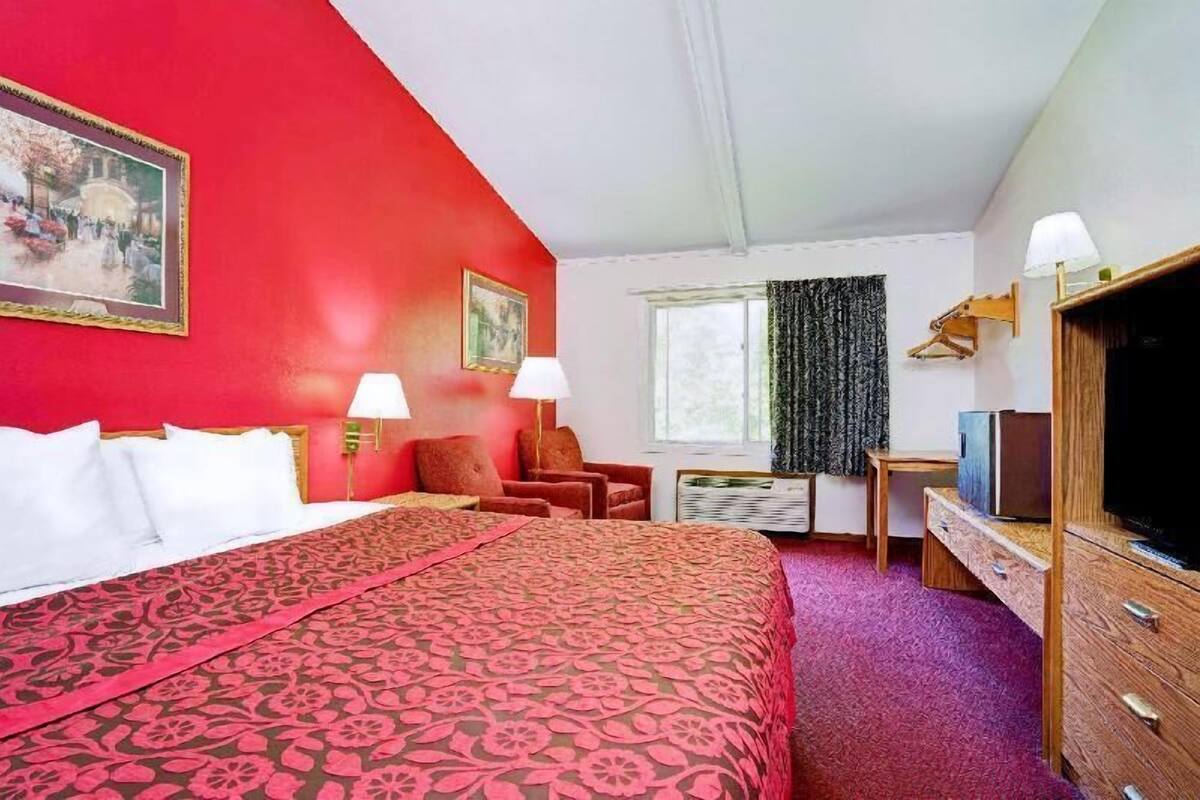 Desk, free cots/infant beds, rollaway beds, free WiFi
