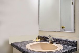 Bañera con ducha, toallas