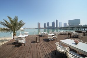 3 restaurants, breakfast, lunch, dinner served; British cuisine 