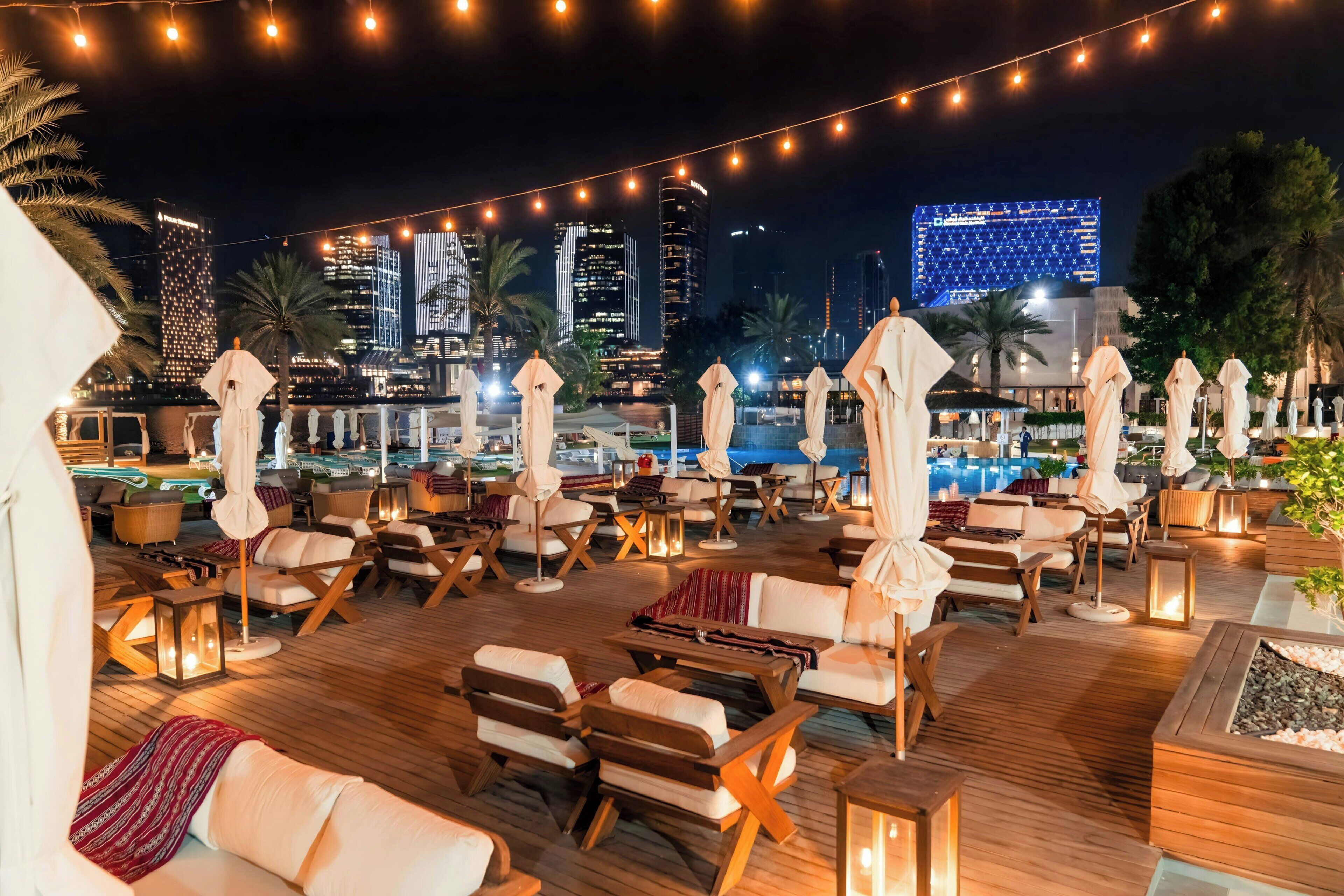 2 bars/lounges, pub, cocktail bar