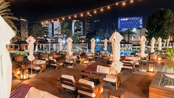 2 bars/lounges, pub, cocktail bar