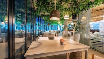 3 restaurants, breakfast, lunch, dinner served; British cuisine